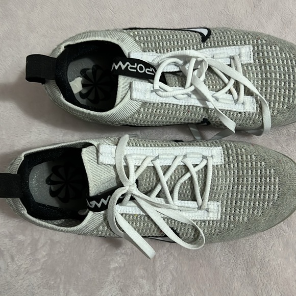 Nike women’s vapor max - Picture 2 of 4